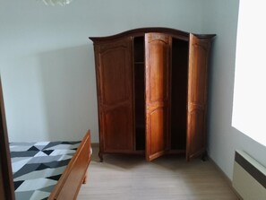 2 bedrooms, iron/ironing board, bed sheets
