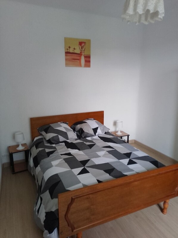 2 chambres, fer et planche à repasser, literie fournie