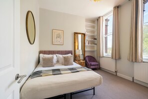 2 quartos, ferros/tábuas de passar roupa, roupa de cama