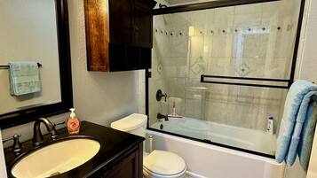 Sèche-cheveux, serviettes fournies, savon, shampoing