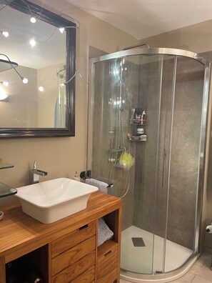 Dusche, kostenlose Toilettenartikel, Haartrockner, Bidet