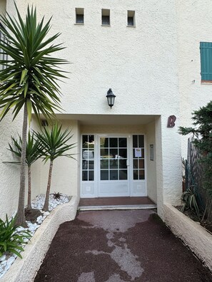 Exterior detail - Superb apartment in provencal residence with pool (Antibes)
