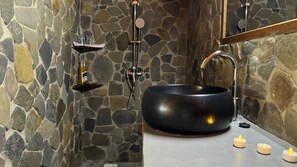 Dreibettzimmer, Meerblick | Badezimmer | Dusche, Regendusche, Handtücher, Seife