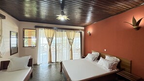 Trippelrum - havsutsikt | Allergitestade sängkläder, värdeförvaringsskåp på rummet och skrivbord