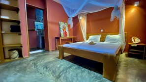 Habitación triple, vista al océano | Ropa de cama hipoalergénica y caja de seguridad en la habitación 