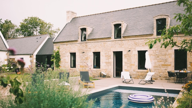A stone building with a swimming pool, outdoor seating, and a garden. - Maisons Bodenn - Le Penty (Plobannalec-Lesconil)