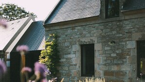 A stone building with a sloped roof and a small window. - Maisons Bodenn - Le Penty (Plobannalec-Lesconil)