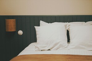 5 bedrooms, iron/ironing board, WiFi, bed sheets