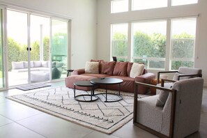 Smart TV, stereo - Spacious 4BR/4BA Mid-Century Modern in Indian Wells (Indian Wells)