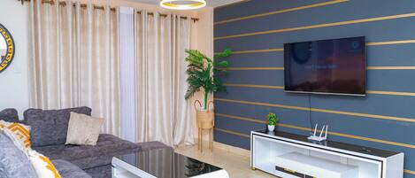 Apartamento Business | Zona de estar | Smart TV de 24 pulgadas con canales digitales