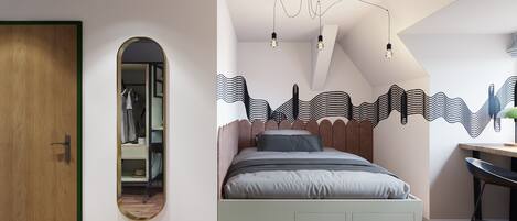 Ein Schlafzimmer mit einem Bett, einem Spiegel, einem Schreibtisch und einer Deckenleuchte.