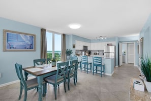 Condo, 3 chambres | Restauration