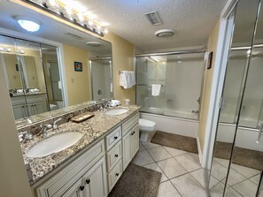 Villa, 4 Bedrooms | Bathroom | Towels, shampoo - 3a Windermere By The Sea - Access To All Amenities! 4 Bedroom Villa (Myrtle Beach)