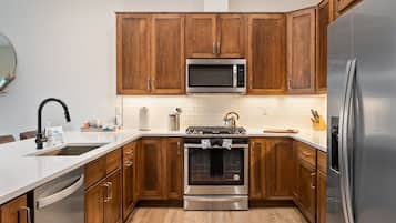 House, 4 Bedrooms | Private kitchen | Fridge, oven, coffee/tea maker, toaster