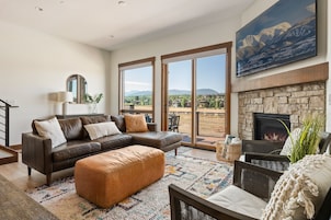 House, 4 Bedrooms | Living area | Smart TV