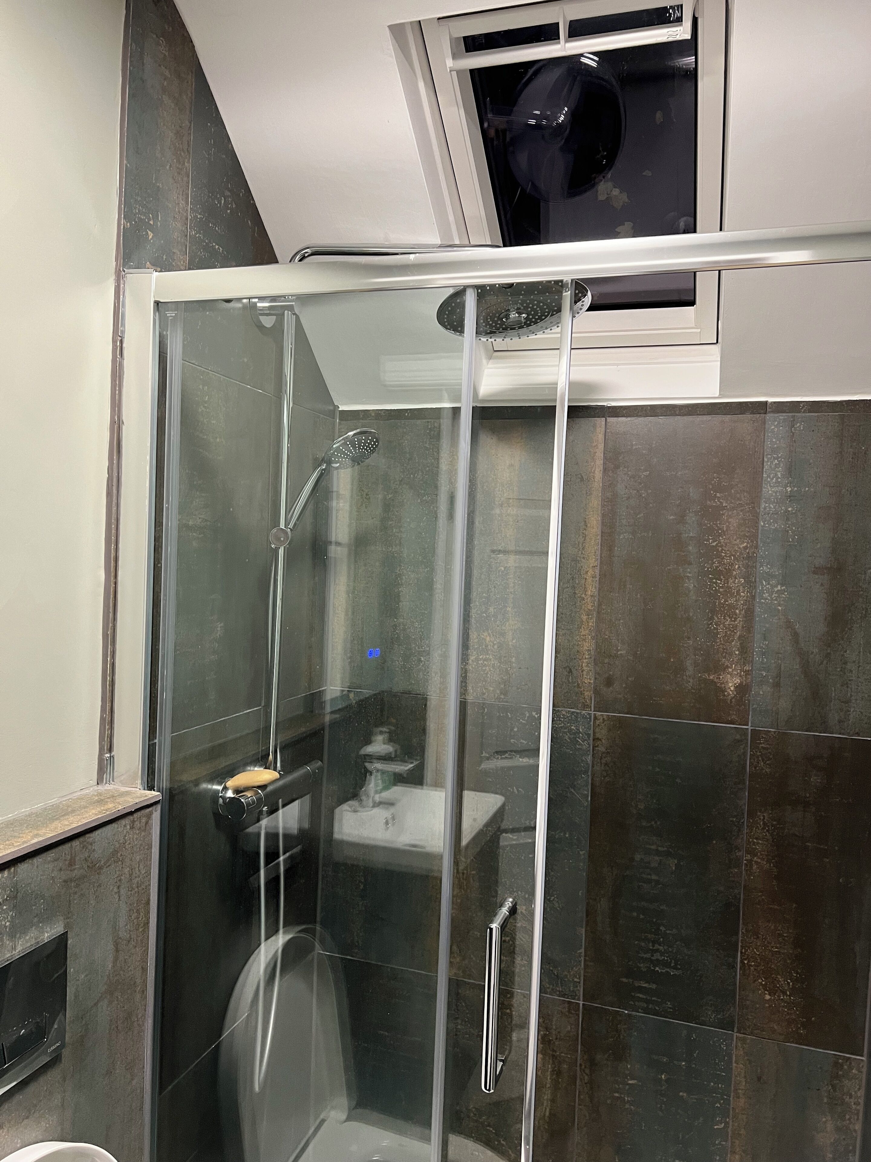 Serviettes fournies, savon, papier toilette