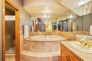 Jetted bath, hair dryer, towels, soap - SunRiver Townhome with Amenities that include A/C, Pool, Steam Room, Sauna (sunriver)