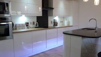 Fridge, stovetop, dishwasher