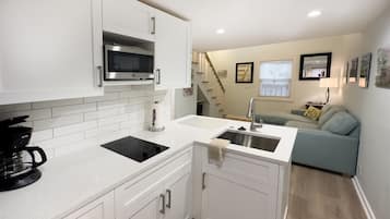 Frigorifero, microonde, lavastoviglie, macchina per tè/caffè