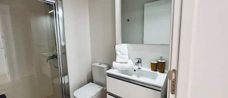 Douche, sĂšche-cheveux, serviettes fournies, savon