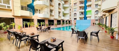 Una piscina techada, una piscina al aire libre