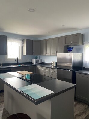 Køleskab, mikrobølgeovn, ovn, kogeplade