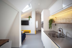 Higgihaus Apartment 6, Clare St Aparthotel | Private kitchen