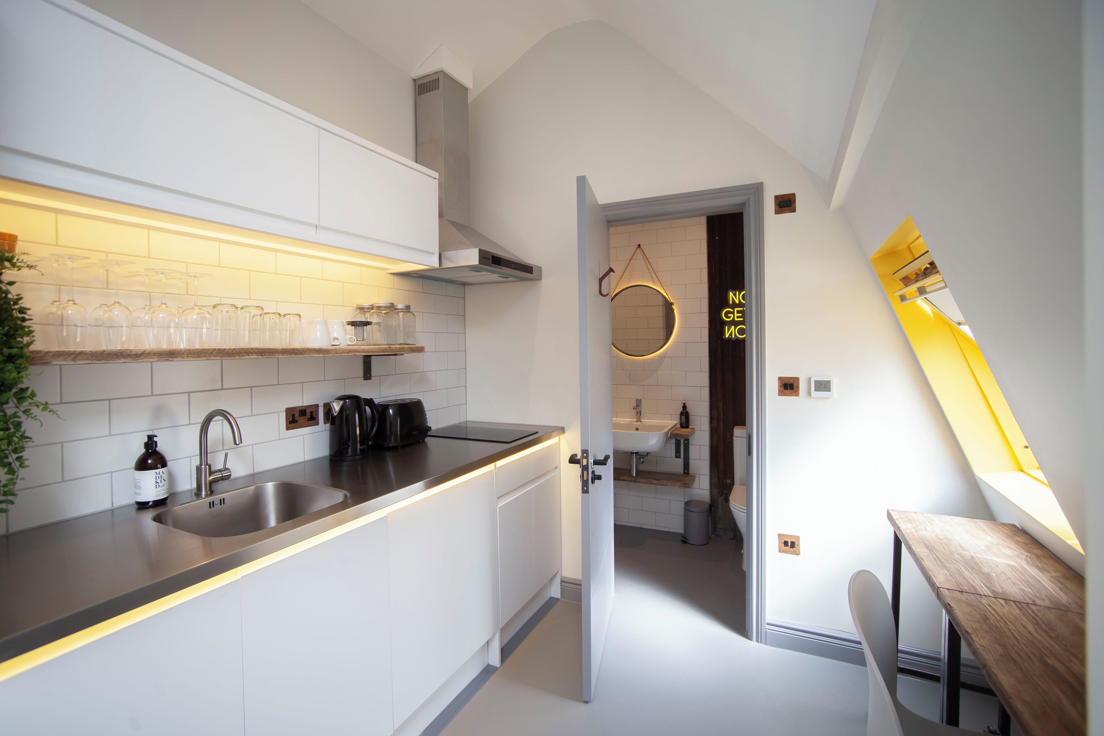 Higgihaus Apartment 6, Clare St Aparthotel | Cozinha privada | Geladeira, micro-ondas, fogão, cooktop