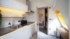 Una cocina moderna con pileta integrada, electrodomésticos de acero inoxidable y una encimera con cristalería.