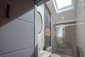 Bathroom - Higgihaus 26 Clare Street Aparthotel (Bristol)