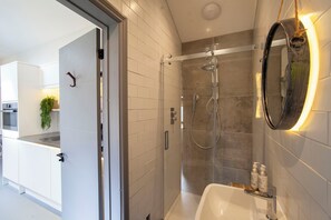 Higgihaus Apartment 6, Clare St Aparthotel | Fürdőszoba | Zuhanyzó, esőzuhany, ingyenes piperecikkek és törölközők
