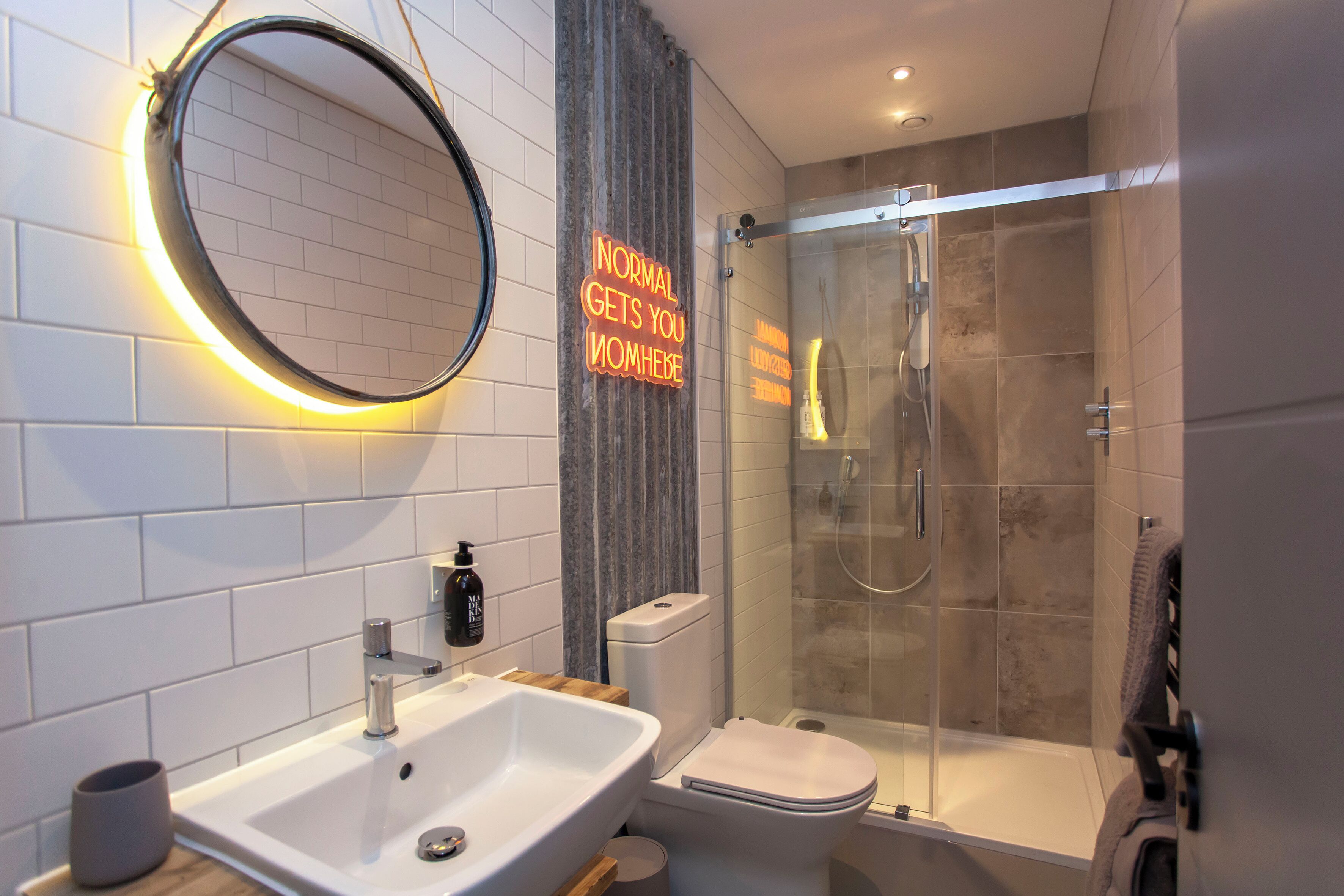 Shower, rainfall showerhead, free toiletries, towels