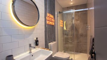 Shower, rainfall showerhead, free toiletries, towels