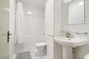 Hair dryer, towels, soap, toilet paper - Trendy Shoreditch Pad, 5 Min Walk to Old Street (London)