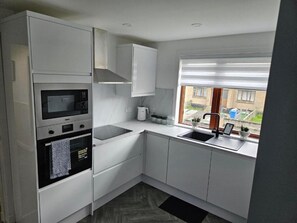 冷蔵庫、オーブン、食器洗い機