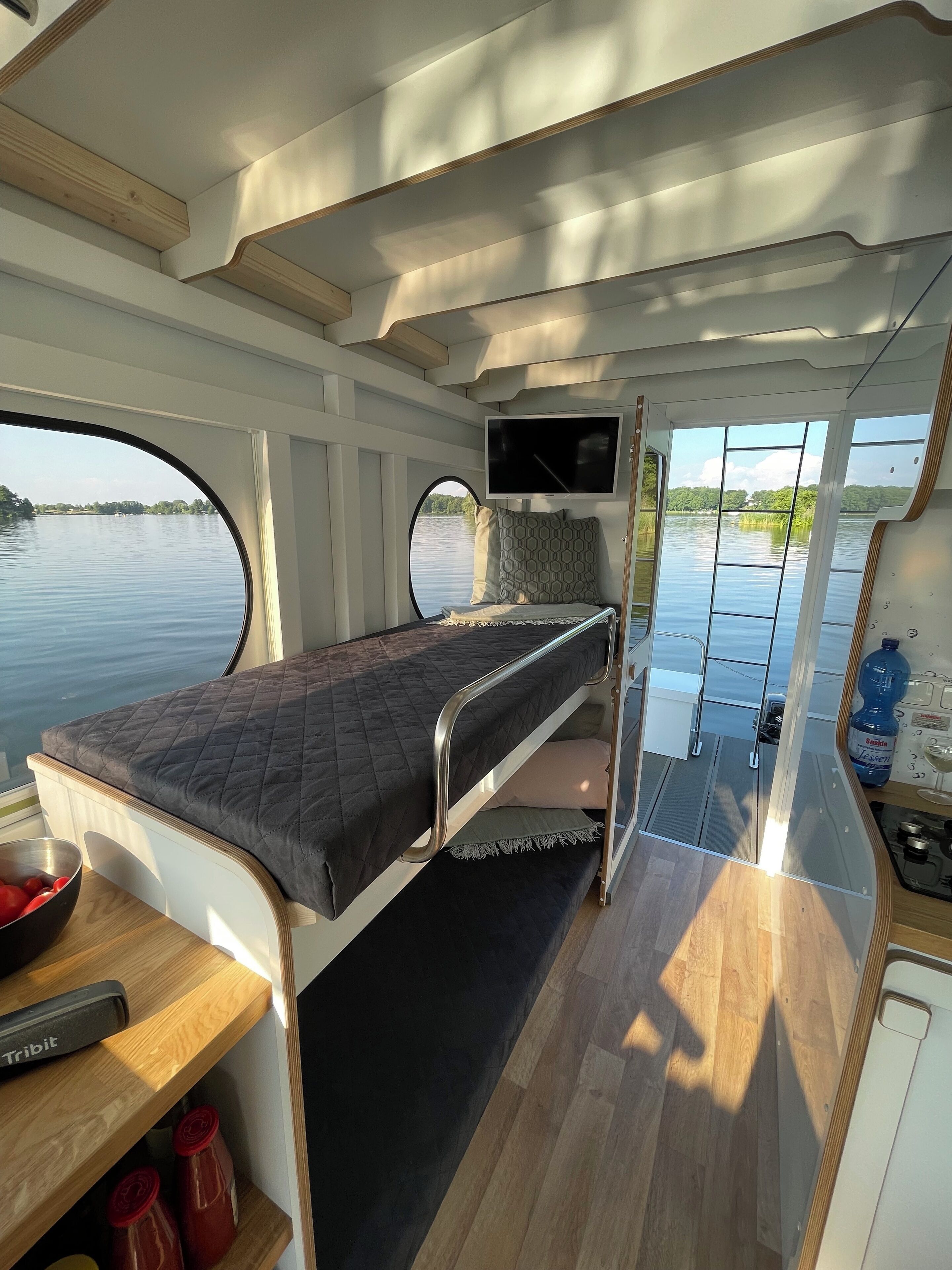 1 bedroom, bed sheets