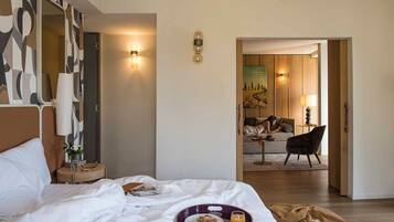 Panorama suite, uitzicht op rivier, op de hoek | Italiaanse Frette-lakens, luxe beddengoed, een minibar