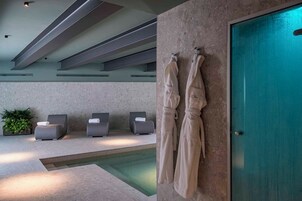 Sauna, hot tub, 1 treatment room