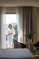 Urban Room | Frette Italian sheets, premium bedding, minibar, in-room safe