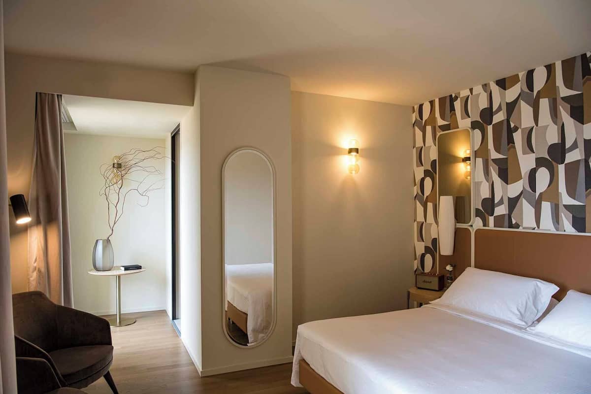 Superior kamer | 1 slaapkamer, Italiaanse Frette-lakens, luxe beddengoed, een minibar