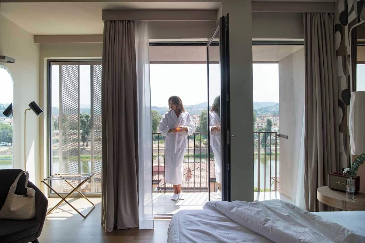Superior kamer, uitzicht op rivier, in toren | 1 slaapkamer, Italiaanse Frette-lakens, luxe beddengoed, een minibar