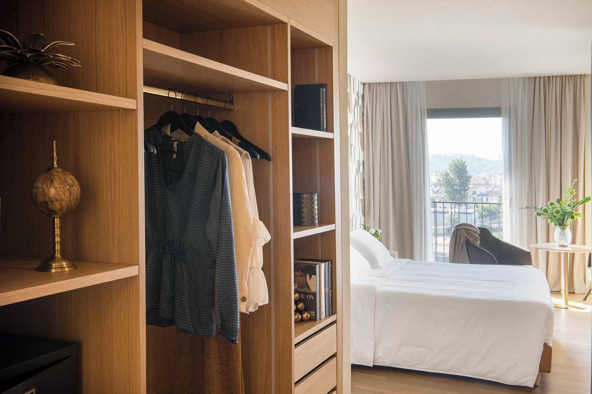 意大利 Frette 床单、高档床上用品、迷你吧、客房内保险箱