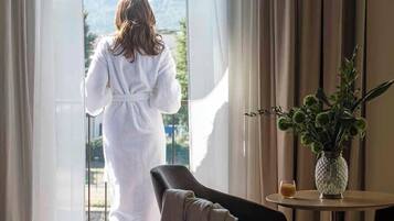 Deluxe kamer, uitzicht op rivier, in toren | Italiaanse Frette-lakens, luxe beddengoed, een minibar