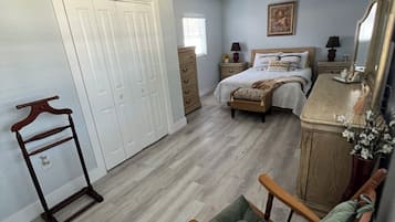 2 bedrooms, desk, iron/ironing board, travel cot