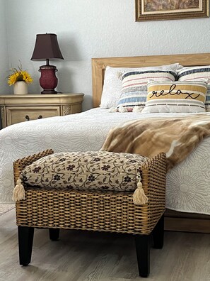 2 habitaciones, escritorio y tabla de planchar con plancha 