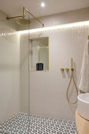 Douche, sèche-cheveux, serviettes fournies, savon