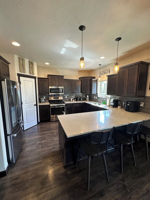 Fridge, microwave, oven, stovetop - Beautiful 4bd 2.5 bath home close to everything!  (Coeur d'Alene)