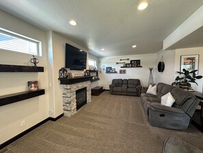 Smart TV, fireplace, video games - Beautiful 4bd 2.5 bath home close to everything!  (Coeur d'Alene)