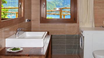Standard House, Multiple Bedrooms, 2 Bathrooms, Mountainside (Costa Del Fuoco) | Bilik Mandi | Tab mandi dan pancuran berasingan, bidet, tuala disediakan, sabun