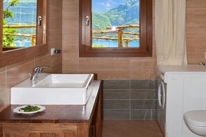 Standard House, Multiple Bedrooms, 2 Bathrooms, Mountainside (Costa Del Fuoco) | Bilik Mandi | Tab mandi dan pancuran berasingan, bidet, tuala disediakan, sabun 